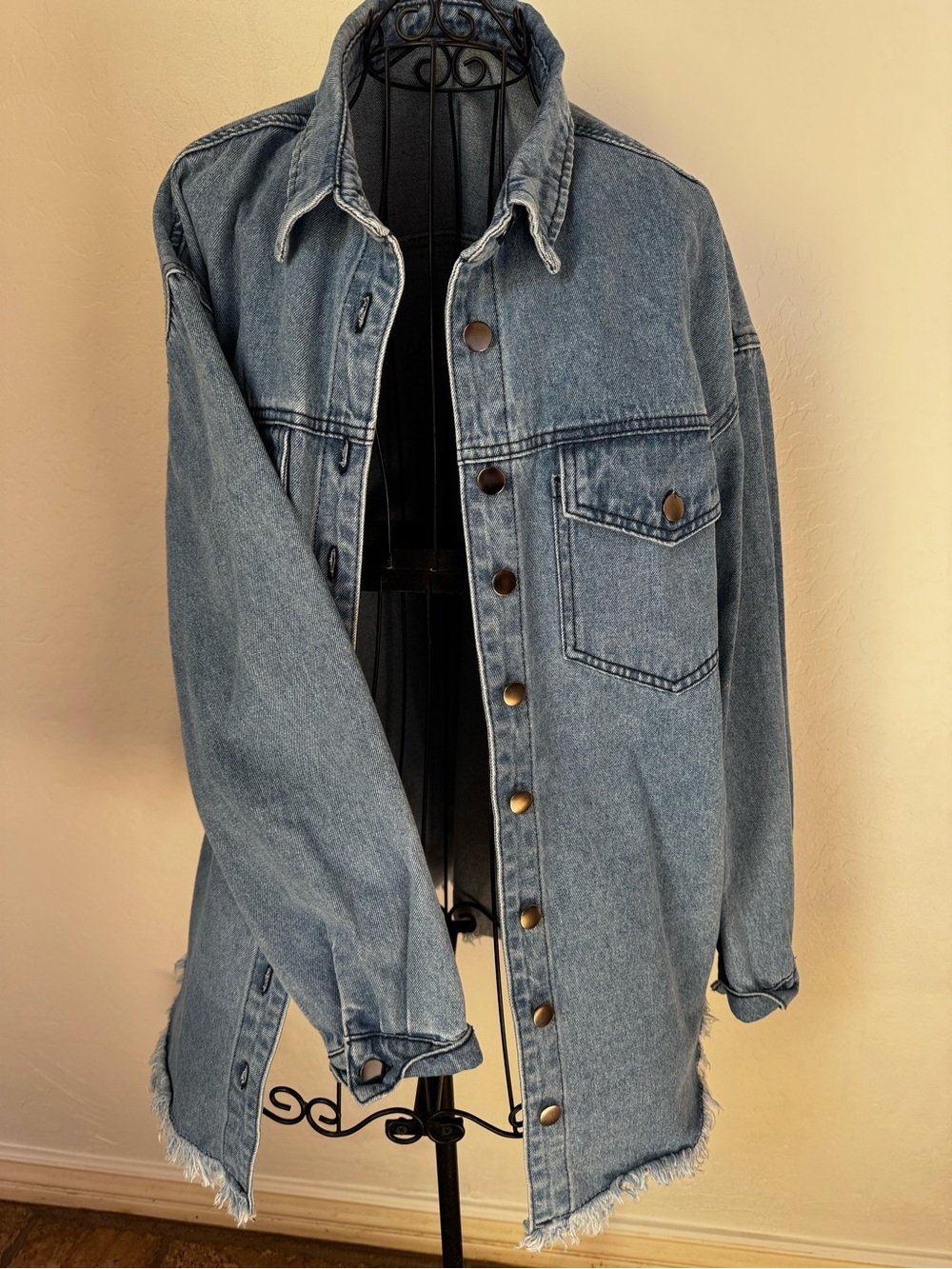Women's Blue Denim Jean Jacket with Frayed Hem - Picture 4 of 10